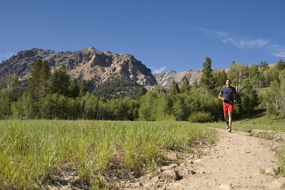 郊外土徑跑步圖片